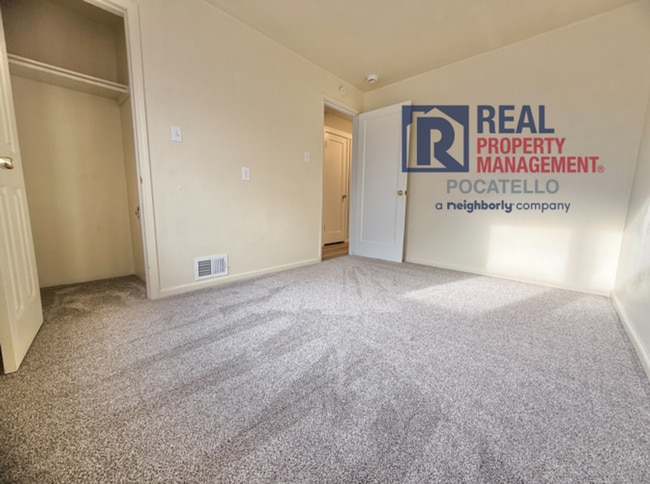 Building Photo - 3 Bedroom 1 Bath Apartment - newly remodeled