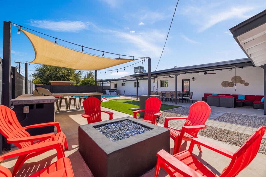 Building Photo - 636 E 6th Pl