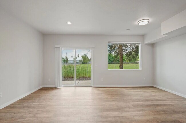 Building Photo - "Spacious 3-Bedroom Duplex Retreat on Park...