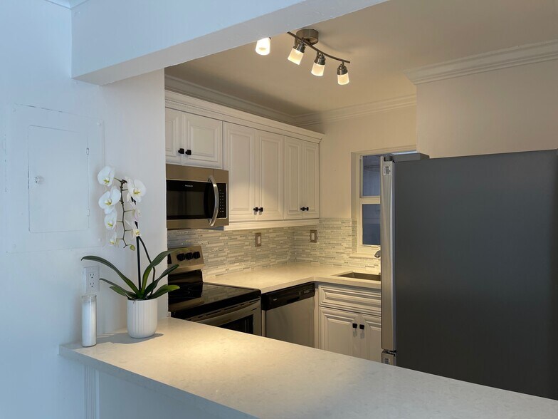Kitchen - 860 NW 87th Ave