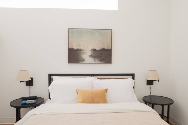 Building Photo - 1237 N Van Buren St