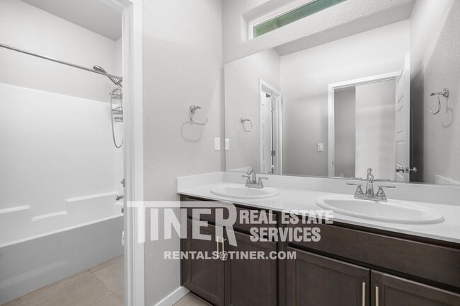 Building Photo - 4224 Roanne Wy