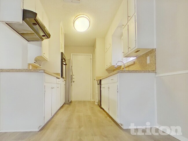 Building Photo - 6212 Douglas Dr