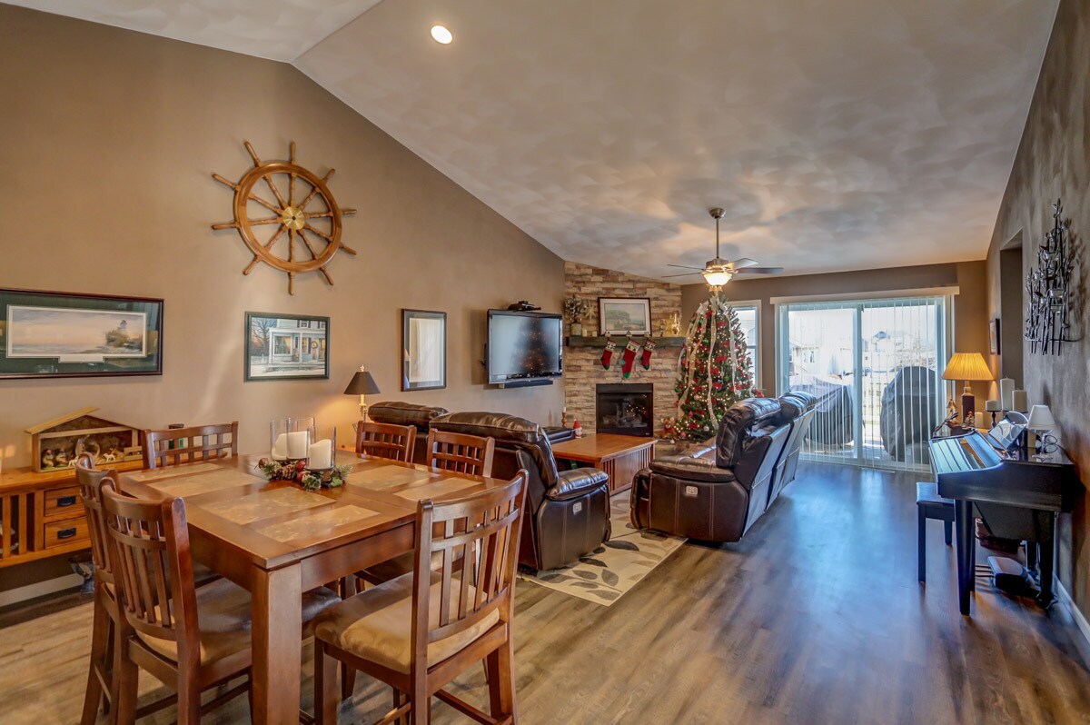 Dining Room/Gas fireplace - 836 Thompson Drive