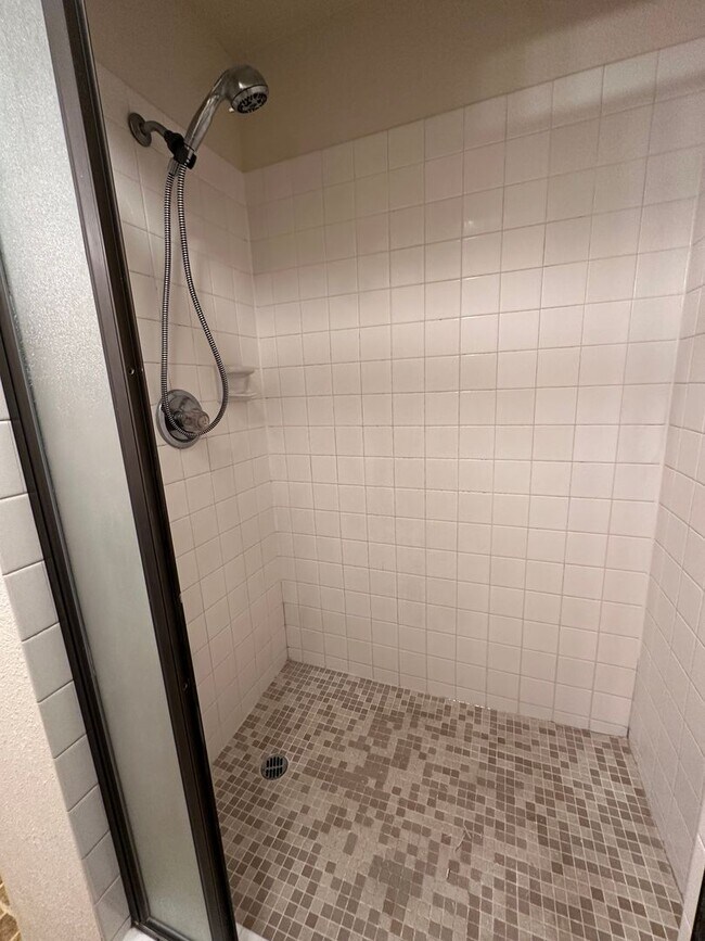 Building Photo - Bainbridge Townhouse with garage - July Rent Free