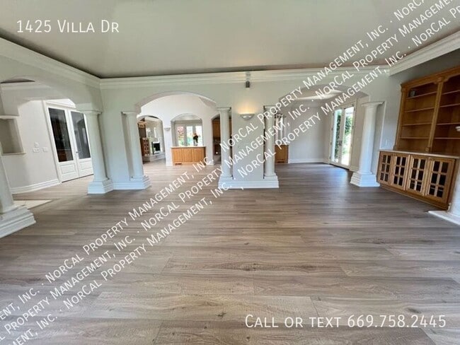 Building Photo - 1425 Villa Dr