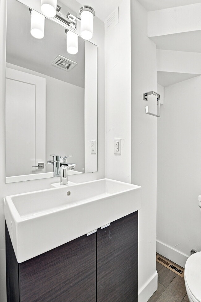 Building Photo - $3,640.95 with $300 Off the first month's rent, 2 Bed, 2.5 Bath Townhome in Denver with Rooftop P...