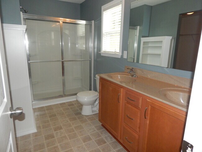 Building Photo - Fabulous 3 bedroom,2.5 bathroom 2 Car gagrage