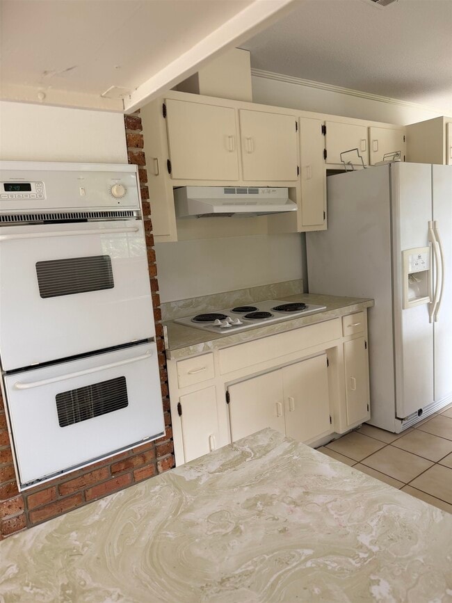 Building Photo - 1932 Shady Oaks Dr