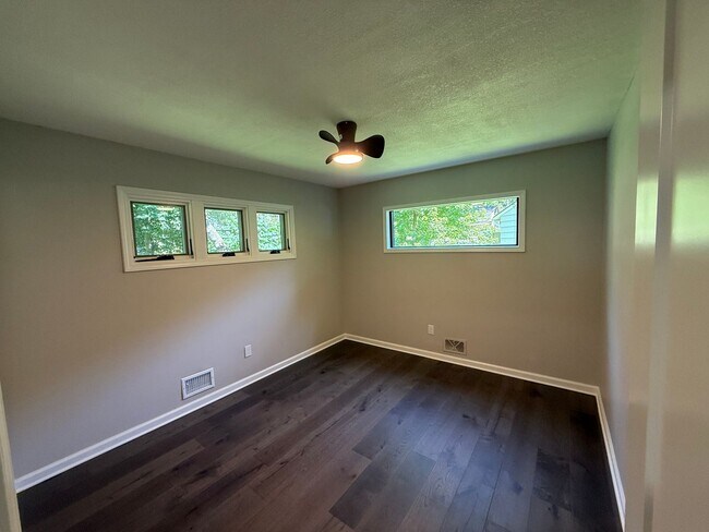 Building Photo - Westwood KS Renovated 3 Bed/2.5 Bath MainLevel Home with Attached Garage and Utilities w/Fee, Own...