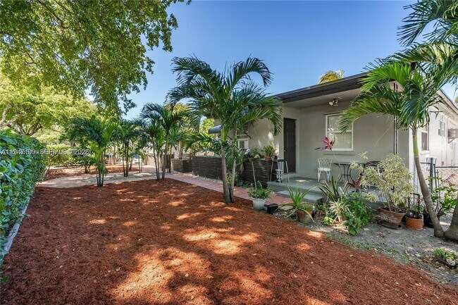 Building Photo - 1925 Dewey St