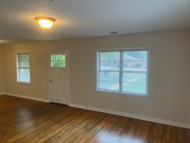 Building Photo - 3 Bed 1 Bath Home
