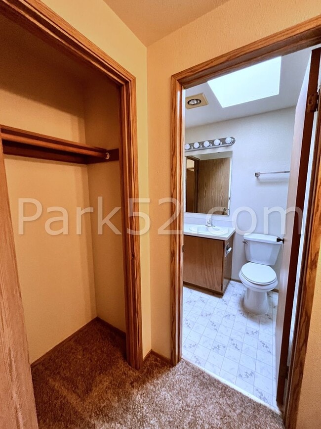 Building Photo - 2 Bedroom Puyallup Area Townhome