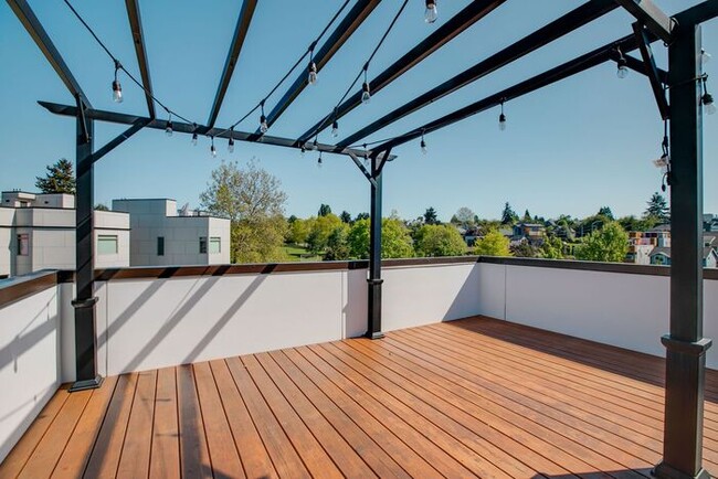Building Photo - Air Conditioned Judkins Parkside Townhome ...