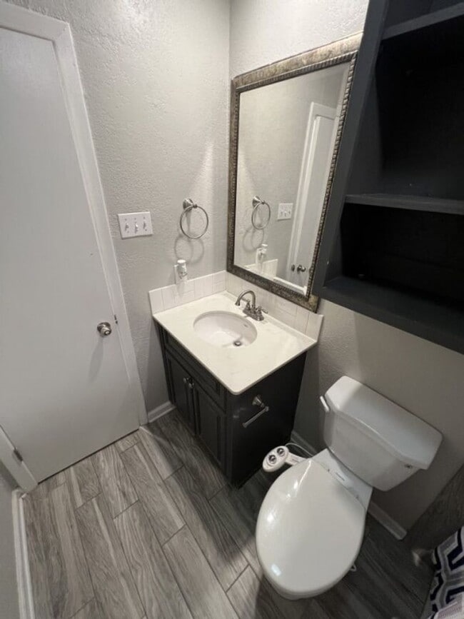 Building Photo - Fully Renovated 3 Bedroom Apartment in Pri...