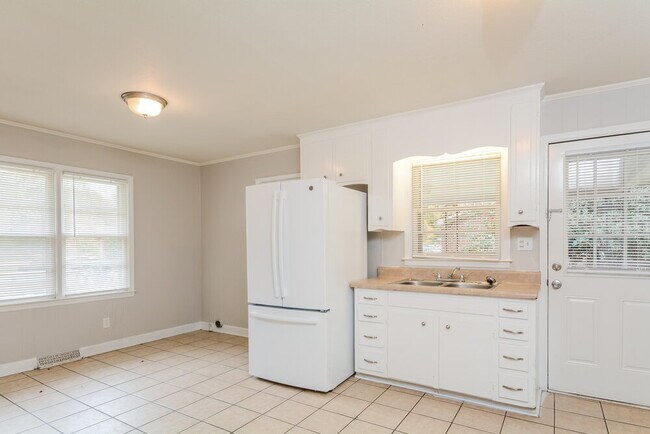 Building Photo - 110 E Crestview Dr