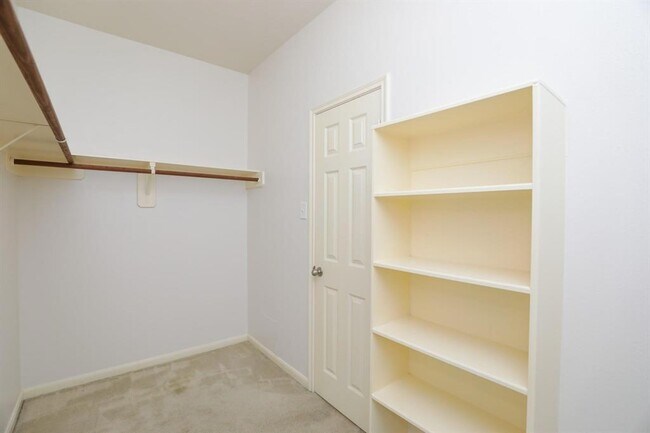 Building Photo - 12827 Pecan Shores Dr