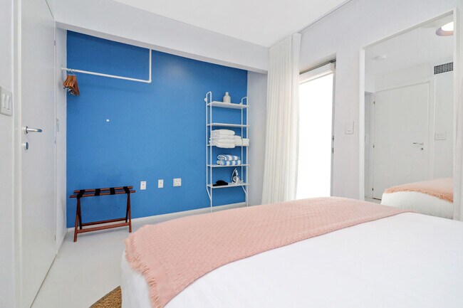 Building Photo - 250 Collins Ave