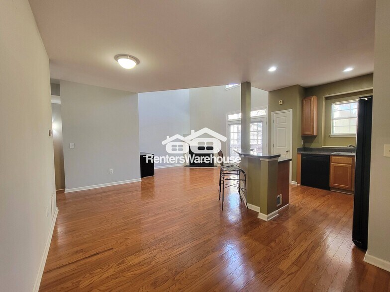 Building Photo - 52 Glenn St SE