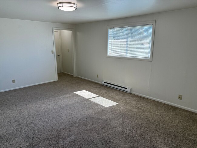 Building Photo - Large upstairs 2 bedroom apartment!