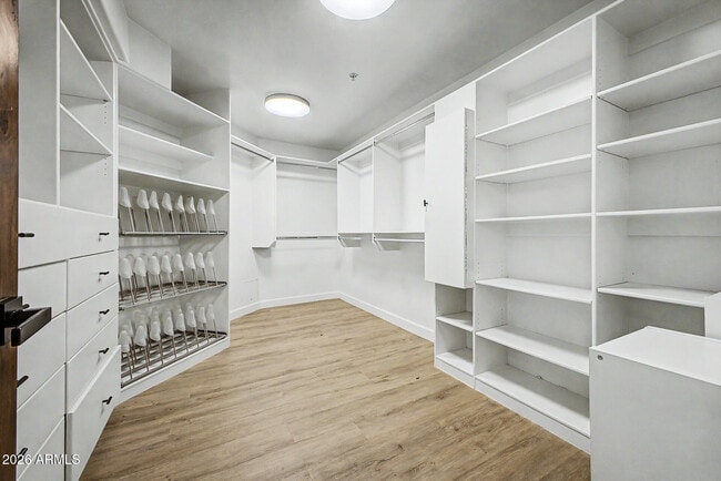 Building Photo - 2311 E Colter St