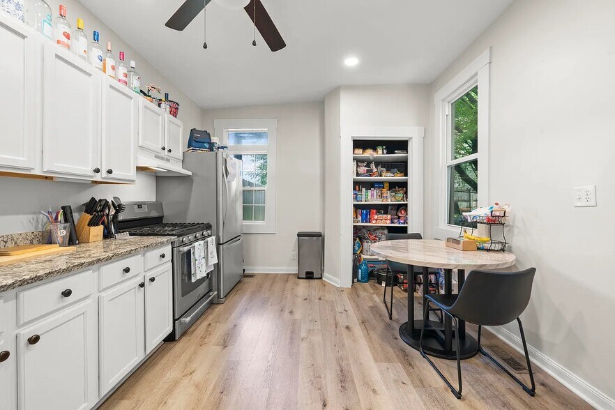 Building Photo - 211 E 5th St