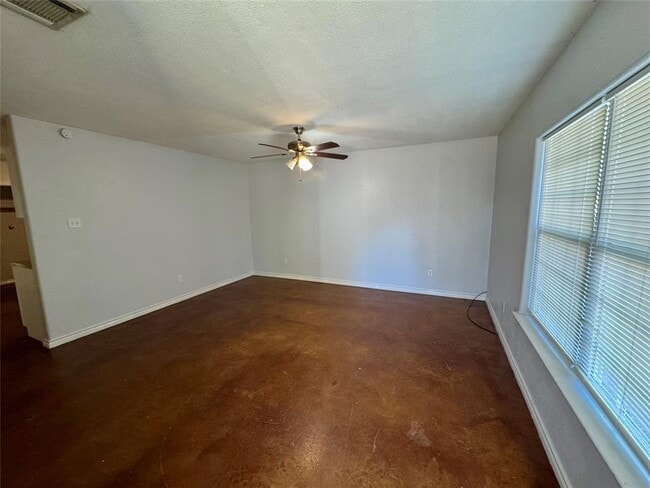 Building Photo - 709 San Saba St