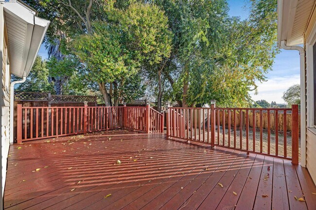 Building Photo - 2438 Upland Dr