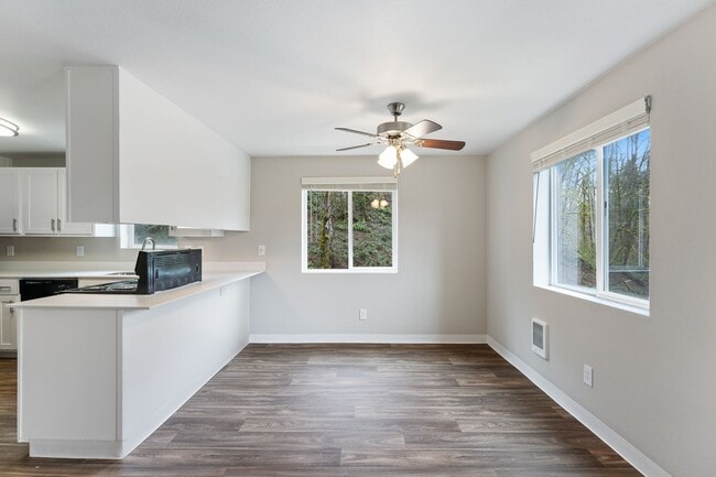 Building Photo - Huge 2 Bedroom For a Great Price!! $500 Of...