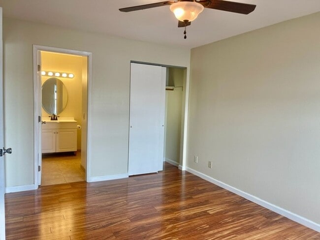 Building Photo - Updated 1 bedroom / 1 bath Condo with Amenities!