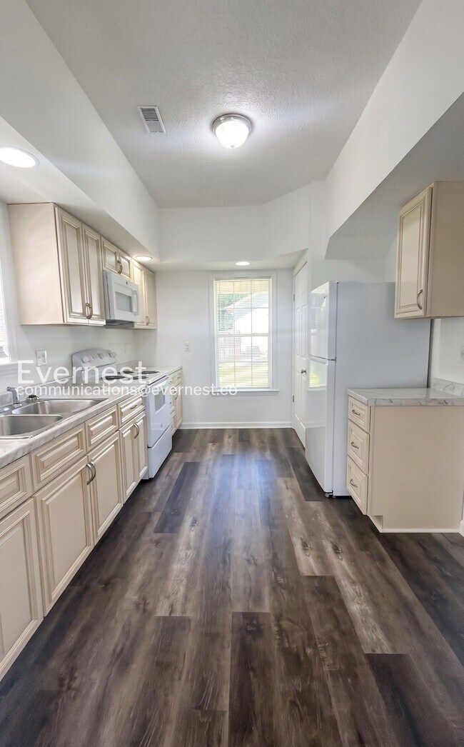 Building Photo - 3 Bed, 2 Bath Home with Off-Street Parking / Available Now!