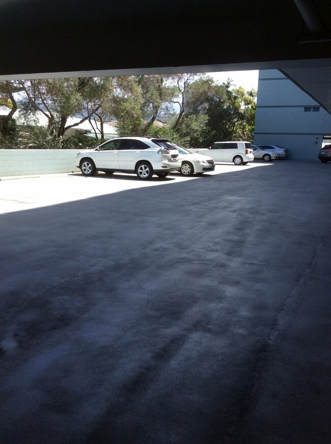 Building Photo - Elms - Close to Ala Moana, Downtown & More