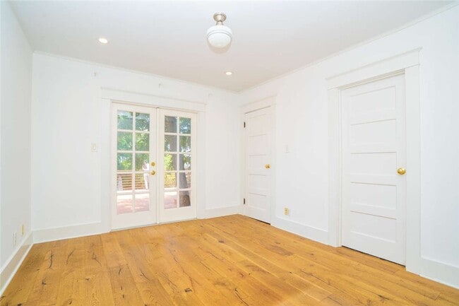 Building Photo - 5049 Mt Royal Dr