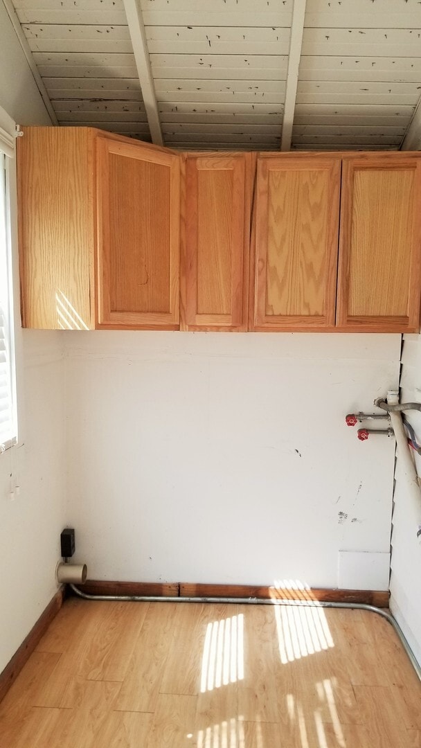 Building Photo - Cute Bungalow with a screened in front porch