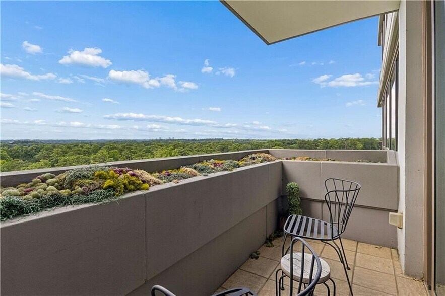 Building Photo - 700 Park Regency Pl NE