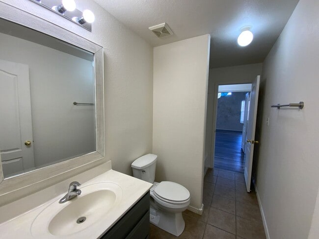 Building Photo - 4 Bedroom Single Story Home Available Near Unser Blvd NE & King Blvd NE in Rio Rancho!