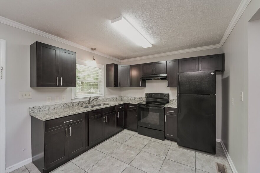 Building Photo - 2413 Dora Dr