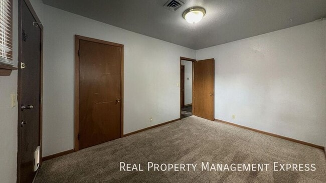 Building Photo - 1 Month Free Rent; 2 Bedroom Apartment loc...