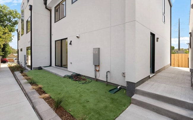 Building Photo - Modern 2 bed, 2.5 bath w/ rooftop!