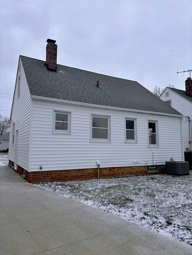 Building Photo - Newly Renovated 3BR 2BA Home w/ Garage + Washer/Dryer in the heart of Wickliffe, OH.