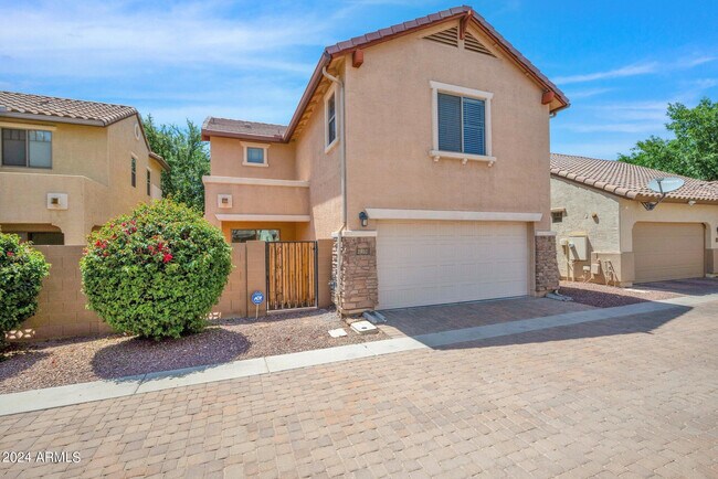 Building Photo - 2532 E Vermont Dr