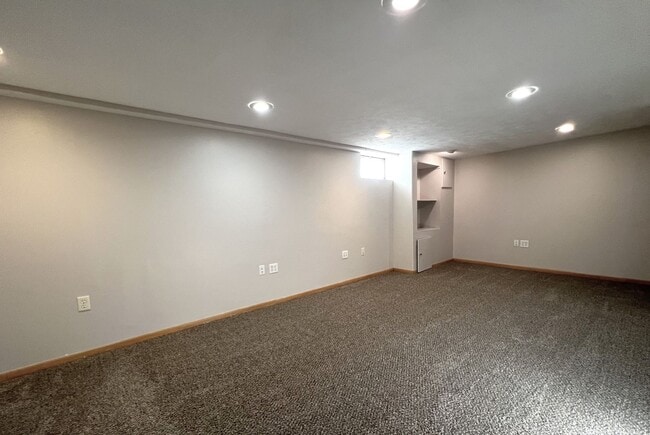 Building Photo - Midtown 3Bed 2Bath 1 Car Garage $1,700