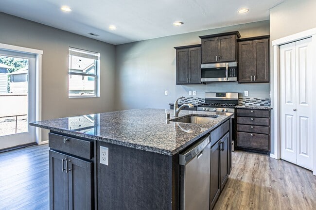 Building Photo - Beautiful 4 bedroom, 2.5 bath home in Rain...