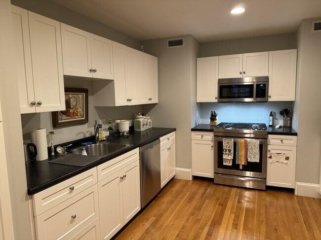 Building Photo - 2 bedroom in Boston MA 02118