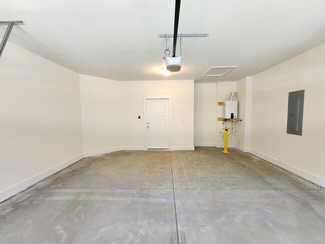 Building Photo - Black Mountain Rental!