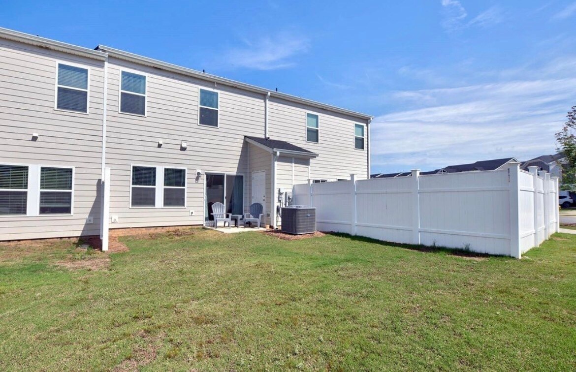 Building Photo - 1652 Village Grove Ln