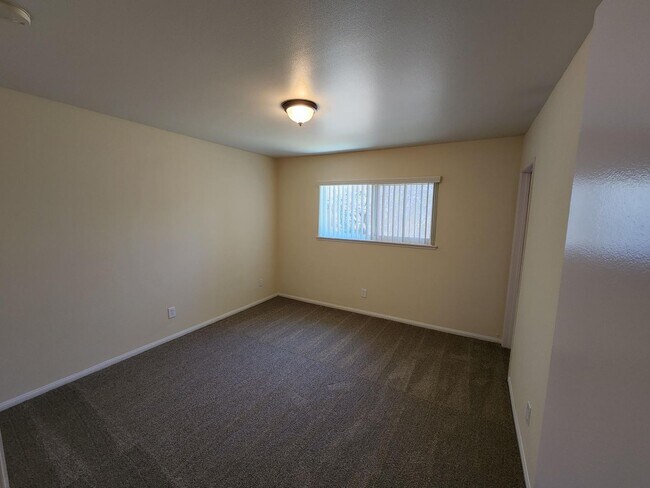 Building Photo - 3 Bedroom 2 Bath Home,
