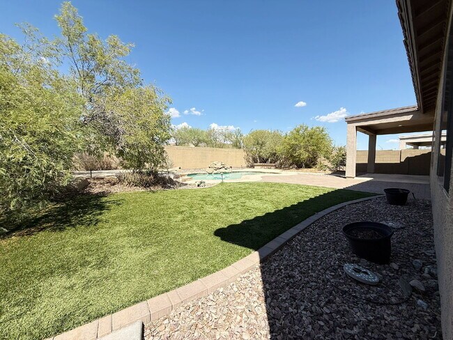 Building Photo - "Spacious 3-Bedroom/2 Full Bath Home with ...