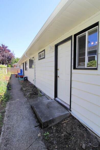 Building Photo - 2208-2208 NE 80th Ave