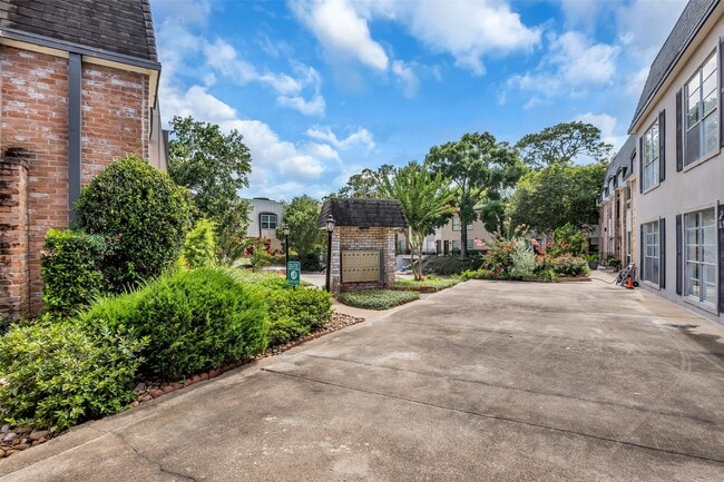 Building Photo - 1800 Stoney Brook Dr